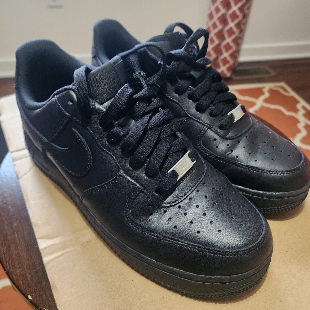Nike Airforce 1's Black Leather Sneakers